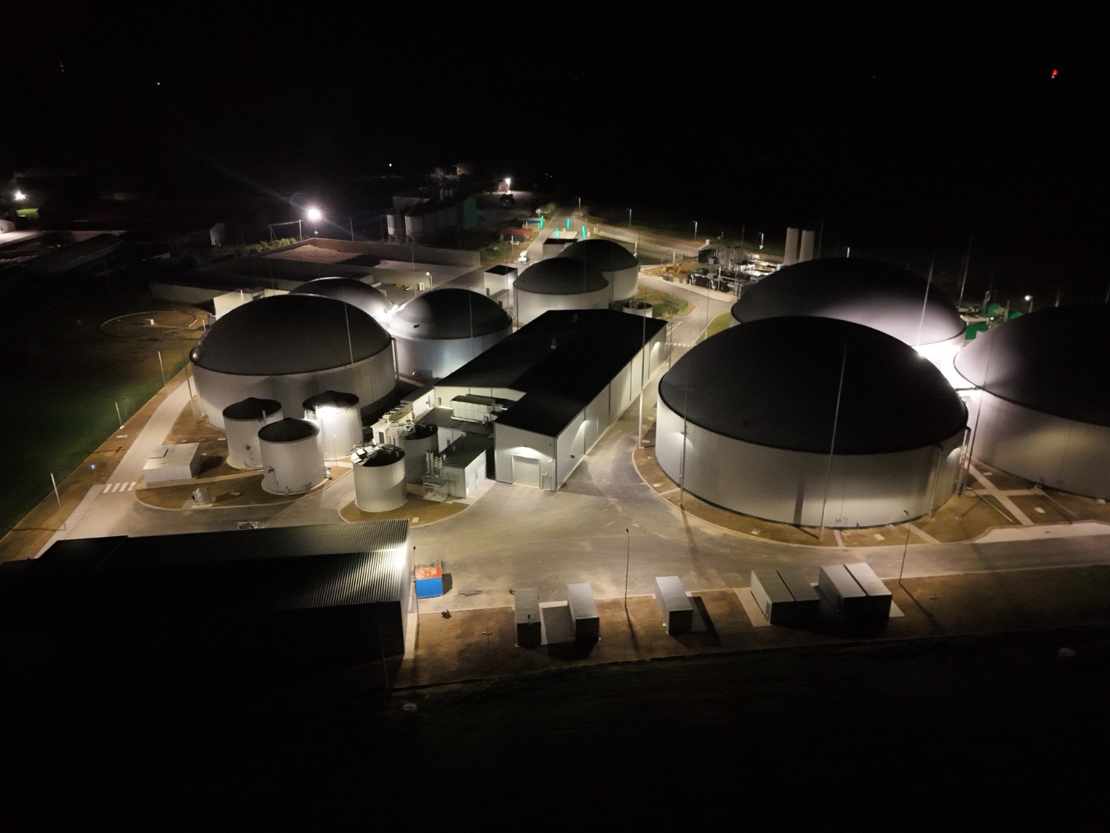 Biometanownia w Głąbowie nocą, ujęcie szerokie – realizacja PROEKO BIOGAS