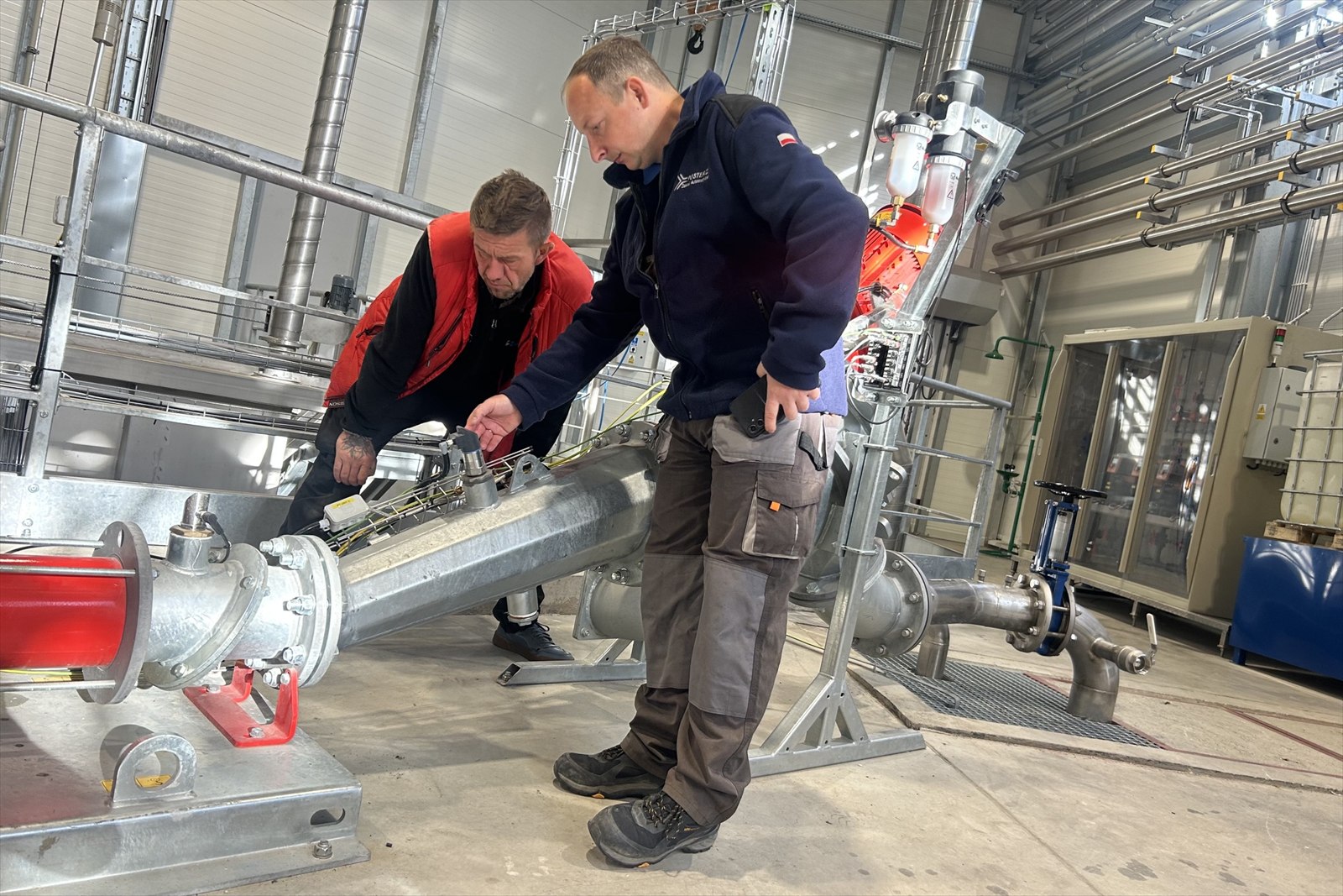 Biometanownia w Glabowie – montaz pompy przez pracownikow PROEKO BIOGAS