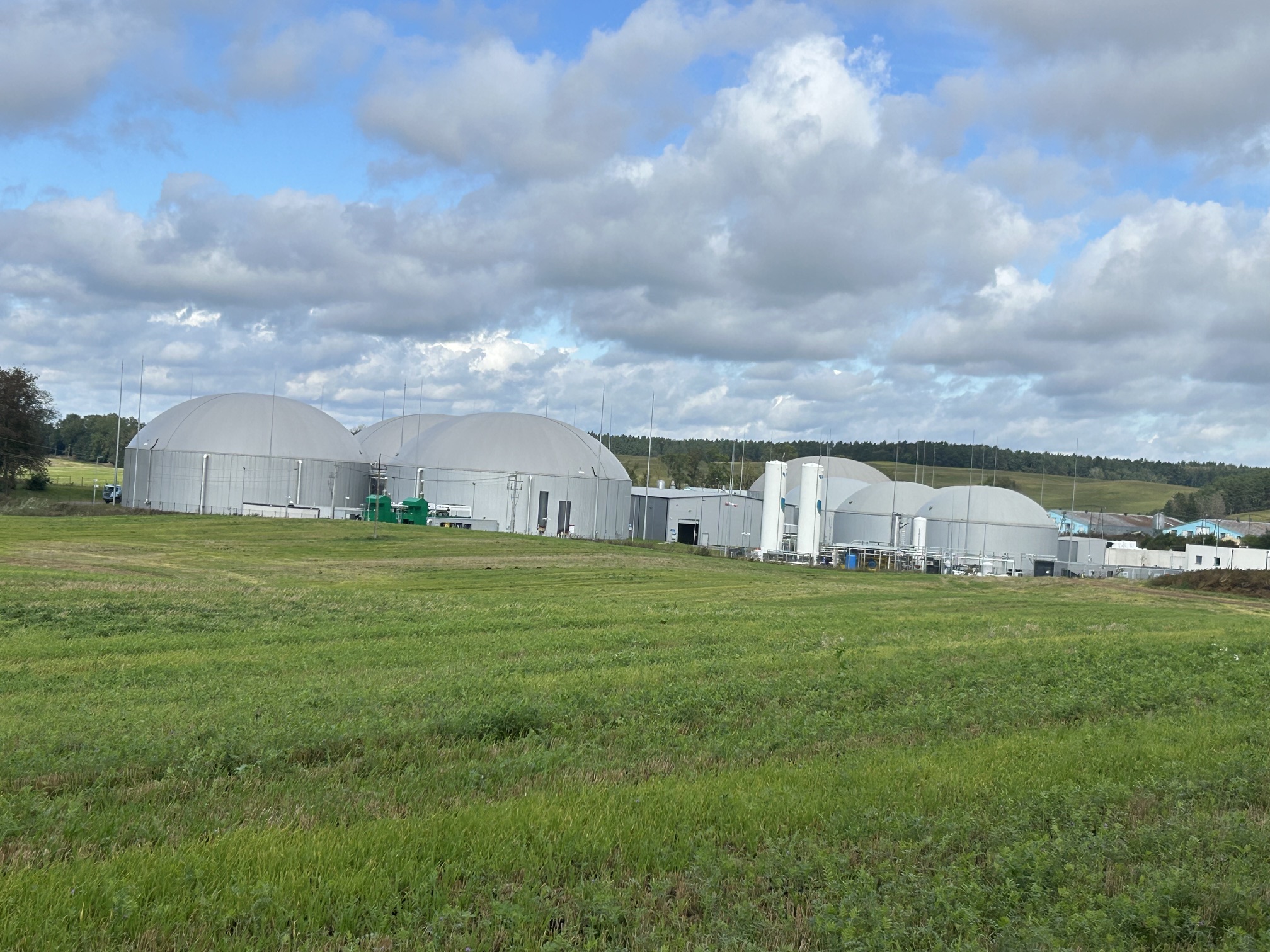 Biometanownia w Głąbowie – widok instalacji od strony pola, realizacja PROEKO BIOGAS